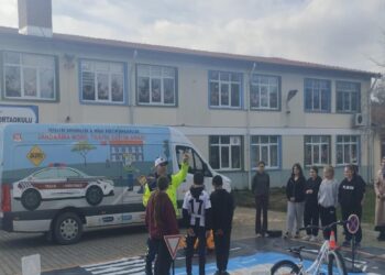 Edirne’de jandarma öğrencilere trafik eğitimi verdi