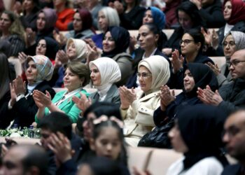 Emine Erdoğan, devlet himayesindeki çocukların sahnelediği “Altın Çağ” oyununu izledi: