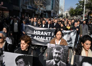 Gazeteci Hrant Dink, Agos Gazetesi önünde anıldı