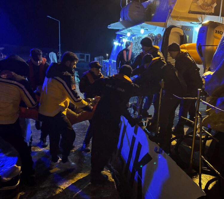 Gökçeada’da rahatsızlanan vatandaş Sahil Güvenlik ekiplerince taşındı haberi