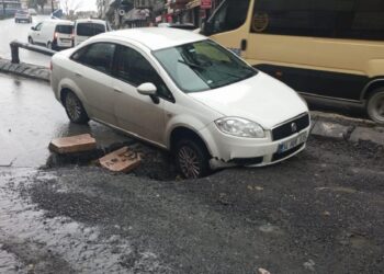Güngören’de lastiği üçüncü sefer çöken yolda oluşan çukura giren araba ziyan gördü