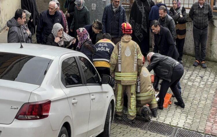 Kağıthane’de bahçe duvarına çarpan otomobilin sürücüsü yaralandı haberi
