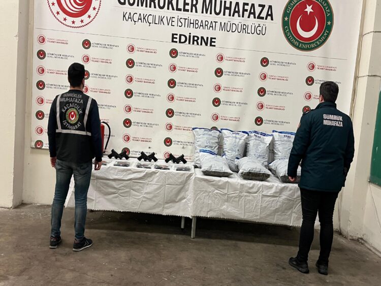 Kapıkule Sınır Kapısı’nda iki ayrı operasyonda ruhsatsız tabanca ve uyuşturucu ele geçirildi haberi