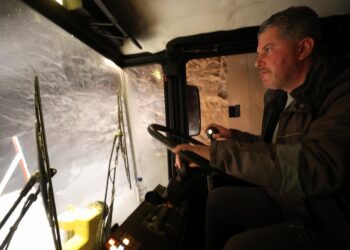 “Kar kaplanları”, Kırklareli’nde köy yollarını ulaşıma açmak için yoğun mesaide