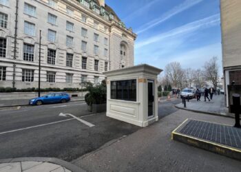 Karmod’un güvenlik kioskları, İngiltere’nin tarihi caddesinde kullanılıyor haberi