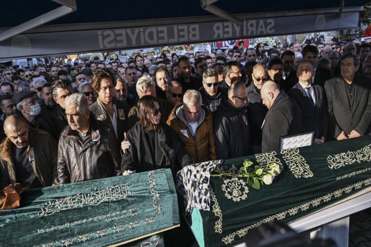 Kartalkaya’daki otel yangınında ölen anne ve kızı için İstanbul’da cenaze töreni yapıldı haberi