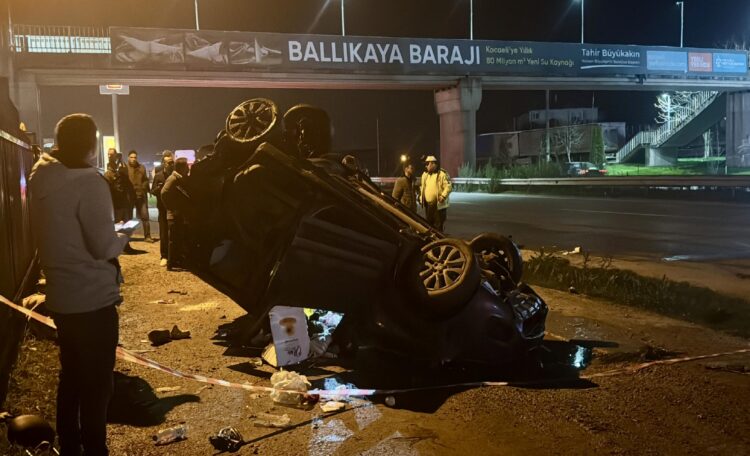 Kocaeli’de tır ile hafif ticari aracın çarpıştığı kazada 3 kişi yaralandı haberi