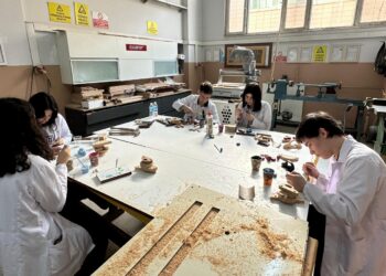 Meslek liseliler ahşap atıklardan ürettikleri oyuncaklarla anaokulu çocuklarını sevindiriyor