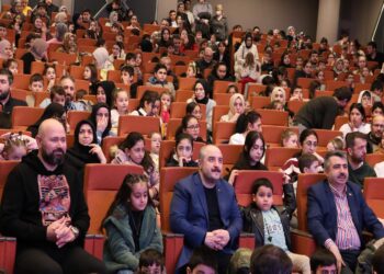 Mustafa Varank, Bursa’da çocuklarla “Rafadan Tayfa: Kapadokya” filmini izledi haberi