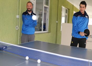 Otizmli Zeki Yusuf, ay yıldızlı formayı terletmek için raket sallıyor