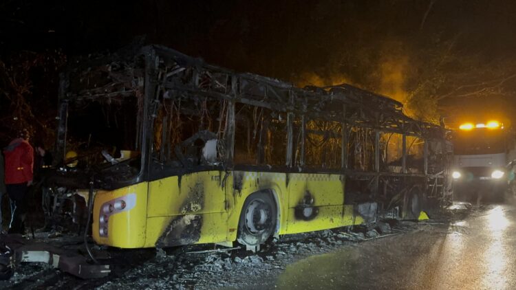 Sarıyer’de seyir halindeyken alev alan İETT otobüsü kullanılamaz hale geldi