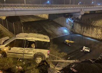 Sultangazi’de kazaya karışan kamyonun dereye düşmesi sonucu 3 kişi yaralandı