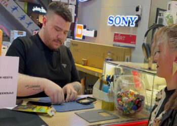 Tekirdağ’da bir esnaf, öğrencilere notlarına bakmaksızın cep telefonu aksesuarları hediye etti