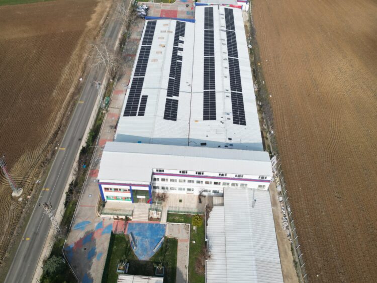 Tekirdağ’da bir okul elektriğini güneşten sağlıyor haberi