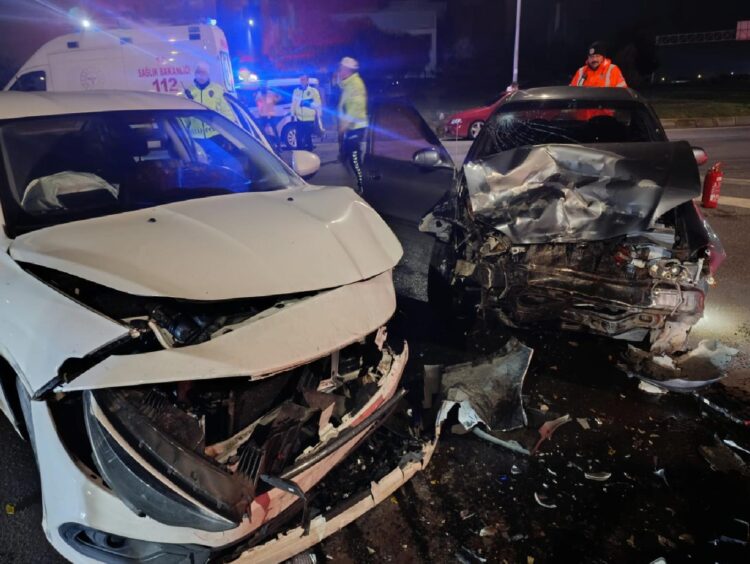 Tekirdağ’da iki otomobilin çarpıştığı kazada 3 kişi yaralandı