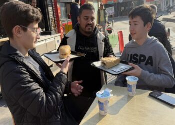 Tekirdağ’da takdir belgesini getiren öğrencilere kokoreç ikramı