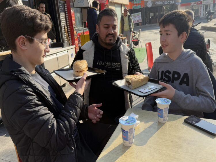 Tekirdağ’da takdir belgesini getiren öğrencilere kokoreç ikramı