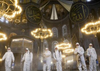 Ayasofya-i Kebir Cami-i Şerifi’nde ramazan temizliği yapıldı haberi