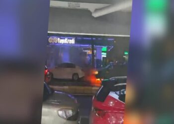 Bağcılar’da park halindeki otomobilde çıkan yangın söndürüldü haberi