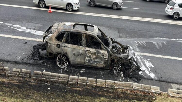 Bağcılar’da seyir halindeki cip yandı haberi