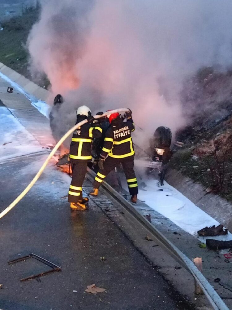 Balıkesir’de bariyere çarpıp, devrilen cip yandı haberi