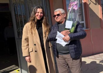 Balıkesir’de emekli olan 44 yıllık öğretmen alkışlarla uğurlandı haberi