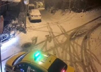 Beykoz’da buzlu yolda kayan otomobil bir taksi ile iki eve çarptı haberi