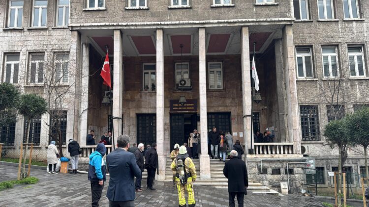 Beyoğlu’nda vergi dairesinin bodrumunda çıkan yangın söndürüldü haberi