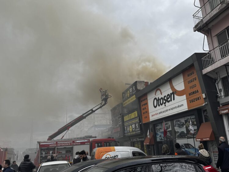 Bursa’da oto aksesuar işletmesinde çıkan yangına müdahale ediliyor haberi