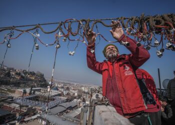 Bursa’daki tarihi Ulu Cami’ye “Allah iyilik yapanları sever” yazılı mahya asıldı haberi