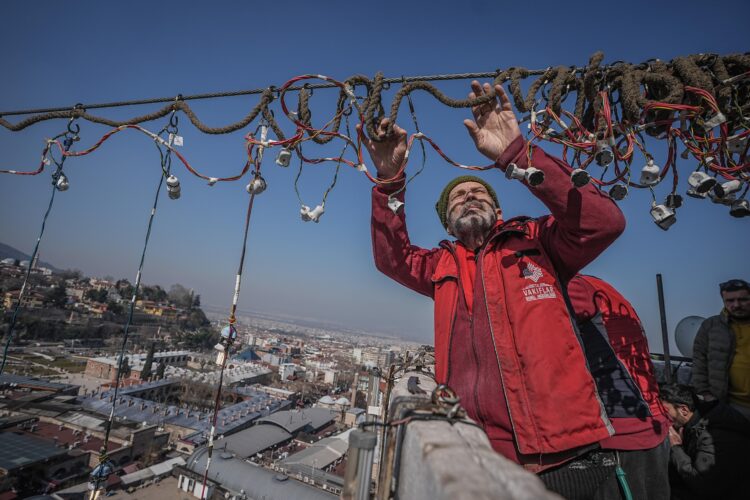 Bursa’daki tarihi Ulu Cami’ye “Allah iyilik yapanları sever” yazılı mahya asıldı haberi