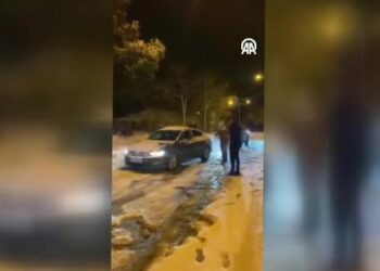 Büyükçekmece’de seyir halindeyken yanan otomobil kullanılamaz hale geldi haberi