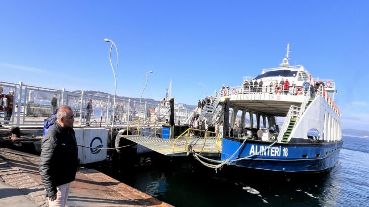 Çanakkale Boğazı’nda makine arızası yapan feribot iskeleye yanaştırıldı haberi