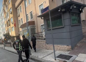 Çanakkale’de motosikletiyle trafik güvenliğini tehlikeye düşüren sürücüye 14 bin lira ceza yazıldı haberi