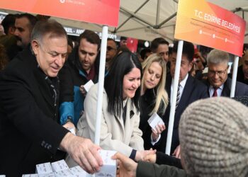 CHP Genel Başkan Yardımcısı Zeybek, Edirne’de kandil simidi dağıttı haberi