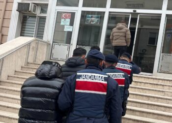 Edirne’de 2 suç örgütü üyesi ile 1 cinayet şüphelisi Yunanistan’a kaçarken yakalandı haberi