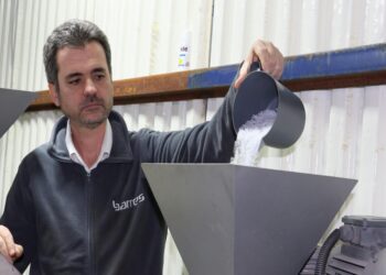 Eşinin otomotiv yan sanayi fabrikasını devlet desteğiyle dönüştüren girişimci kadın bahçe mobilyası üretiyor haberi