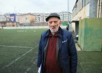 Futbol sevdalısı emektar köfteci, işi bıraktı “hakemliği” bırakamadı haberi