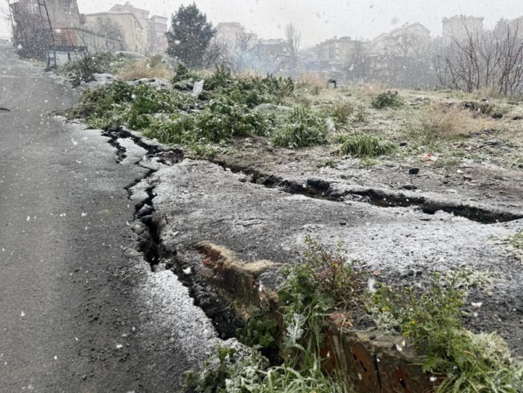 Gaziosmanpaşa’da toprak kaymasında hasar gören 3 bina tahliye edildi haberi