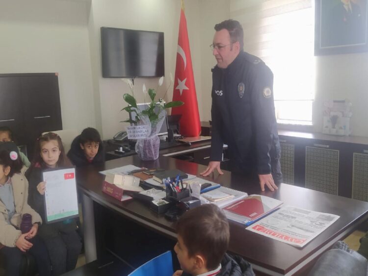 Gelibolu’da ilkokul öğrencileri polisleri ziyaret etti haberi
