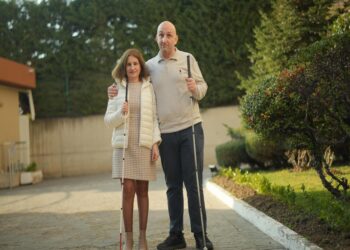 Görme engelli çift, 15 yıldır hem kendisine hem topluma ışık oluyor haberi