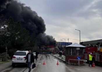 GÜNCELLEME – Bursa’da madeni yağ dükkanında çıkan yangına müdahale ediliyor haberi