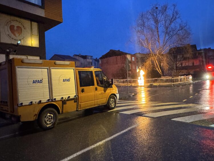 GÜNCELLEME – Kocaeli’de zemin etüdü sırasında çıkan gazdan numune alındı haberi