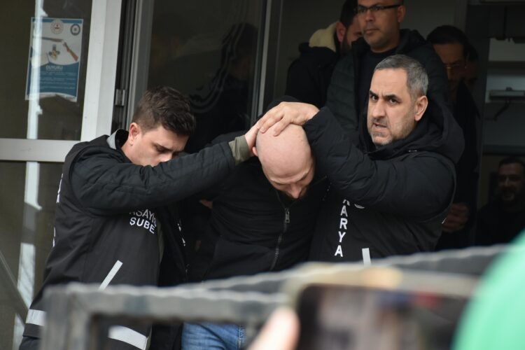 GÜNCELLEME – Sakarya’da bir kişinin silahlı saldırıda ölümüne ilişkin yakalanan 5 zanlıdan 1’i tutuklandı haberi