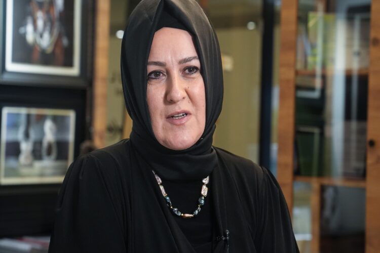 Hayırsever ressam bağışladığı eserleriyle hayata dokunuyor haberi