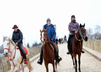 İspanya’dan at sırtında kutsal topraklara giden 3 hacı adayı Edirne’de törenle karşılandı haberi