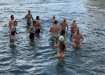 İstanbul Boğazı’nda bir grup insan karlı havada denize girdi haberi