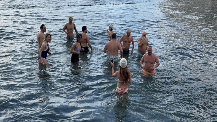 İstanbul Boğazı’nda bir grup insan karlı havada denize girdi haberi