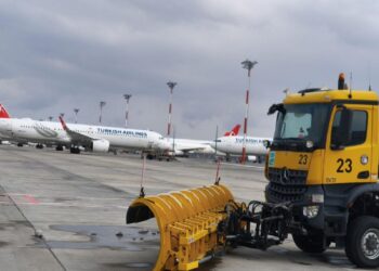 İstanbul Havalimanı’nda karla mücadele çalışmaları sürüyor haberi