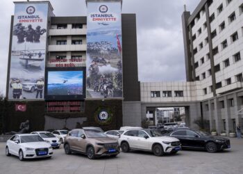 İstanbul merkezli 12 ildeki “kara para” ve “dolandırıcılık” operasyonunda ele geçirilen araçlar sergilendi haberi